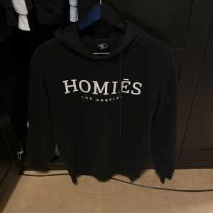 Hoodie med tryck - Köpt på new yorker använd fåtal gånger använder den inte längre så säljer den 
