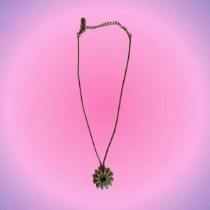 Halsband blomma - Så fint blomhalsband som tyvärr inte kommer till användning😩 Det är justerbart. Säljer även halsbanden på bild 3 o fler liknande så kika på mina andra annonser om intresse finns🫶🏻 Skriv privat vid intresse o frågor 🫶🏻🌸🌼🍀