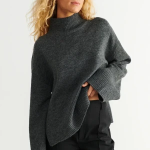 Stickad polotröja  - Säljer min i princip nya stickade polotröja från Gina tricot! Den är slutsåld på hemsidan och så himla snygg🥰passar perfekt nu till höst och vintern! Storlek S☺️