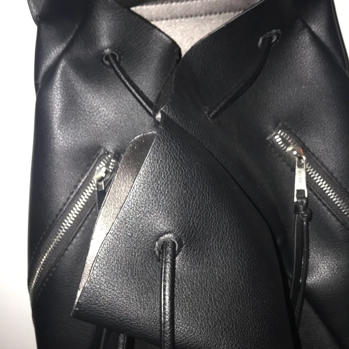 En svart skinn väska  - 90