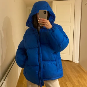 Vinterjacka - Lägger ut igen pga oseriös köpare! Säljer min sparsamt använda hm jacka! Köpt förra vintern men inte använt så ofta. Strl M och väldigt oversize på mig som är 162💓💘 har en väldigt liten fläck på som jag kan skicka bild på. Frakt mellan 100-150kr spårbart