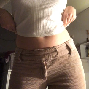 Rosa Manchester byxor - Snygga vida ljusrosa Manchester byxor🫢 färgen är mest lik sig på 2:a bilden. Väldigt vida och ger en blandad vibe av 00-tal och 70-tal🕺🏼 frakten ligger runt 50kr