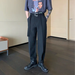 Svarta kostymbyxor - strl M HELT OANVÄNDA - Svarta kostymbyxor, helt oanvända, lappen sitter kvar! Skärpet ingår.  Originalpris: 1495:-