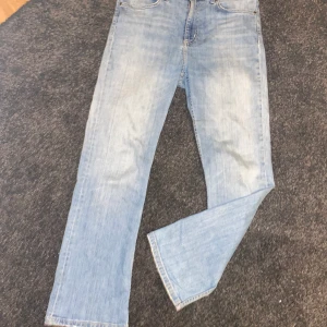 Low waist jeans - Hej, jag säljer min super fina low waist jeans. De är i utmärkt skick men använda 2 gånger. Säljer pga av att de inte kommer till användning, tyvär. Nypris:499 kr. Hoppas de kommer till användning för någon annan. :) Strycker självklart innan jag skickar☺️