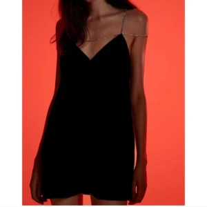 Zara klänning (zirkon axelband) - Säljer den pga den är för kort för mig, men väldigt snygg ✨ Har aldrig använt den!