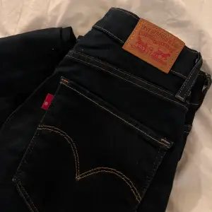 Säljer mina mörkblå Levis jeans, vet inte vad modellen heter men de är tajta som ni ser på bilderna! De är dessutom långa i ben. Nypris 1000kr 💕
