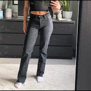 Svarta jeans mid - Svarta mid rise jeans från zara i strl 36 då de sitter lite tight på mig 🫶Jättebra skick! Kontakta mig för fler bilder och info❤️