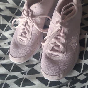 Skor stl 36. - Använda max 2 gånger. Säljs för 150kr plus frakt.