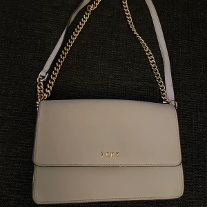 Dkny väska  - Grå/ beige 