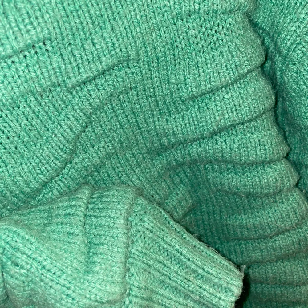 Grön och strukturerad stickad tröja. Från barnavdelningen men passar mig som vanligtvis är storlek S. Nypris 299kr. Stickat.