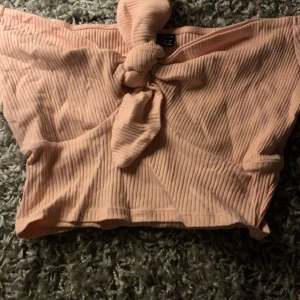 Topp  - en gullig topp med Knut från shein i strl S