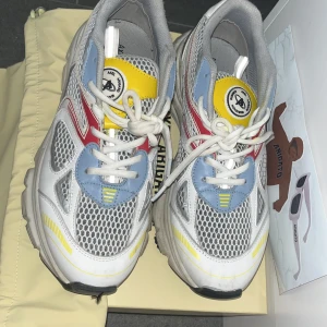 Axel arigato skor - Marathon strl 40  - Axel arigato skor säljes pga ej användning. Används 5-6 gånger. Storlek 40. Nypris: 3050 säljes för 1000 kr!   Jag möts endast i vågmästarplatsen Göteborg. 