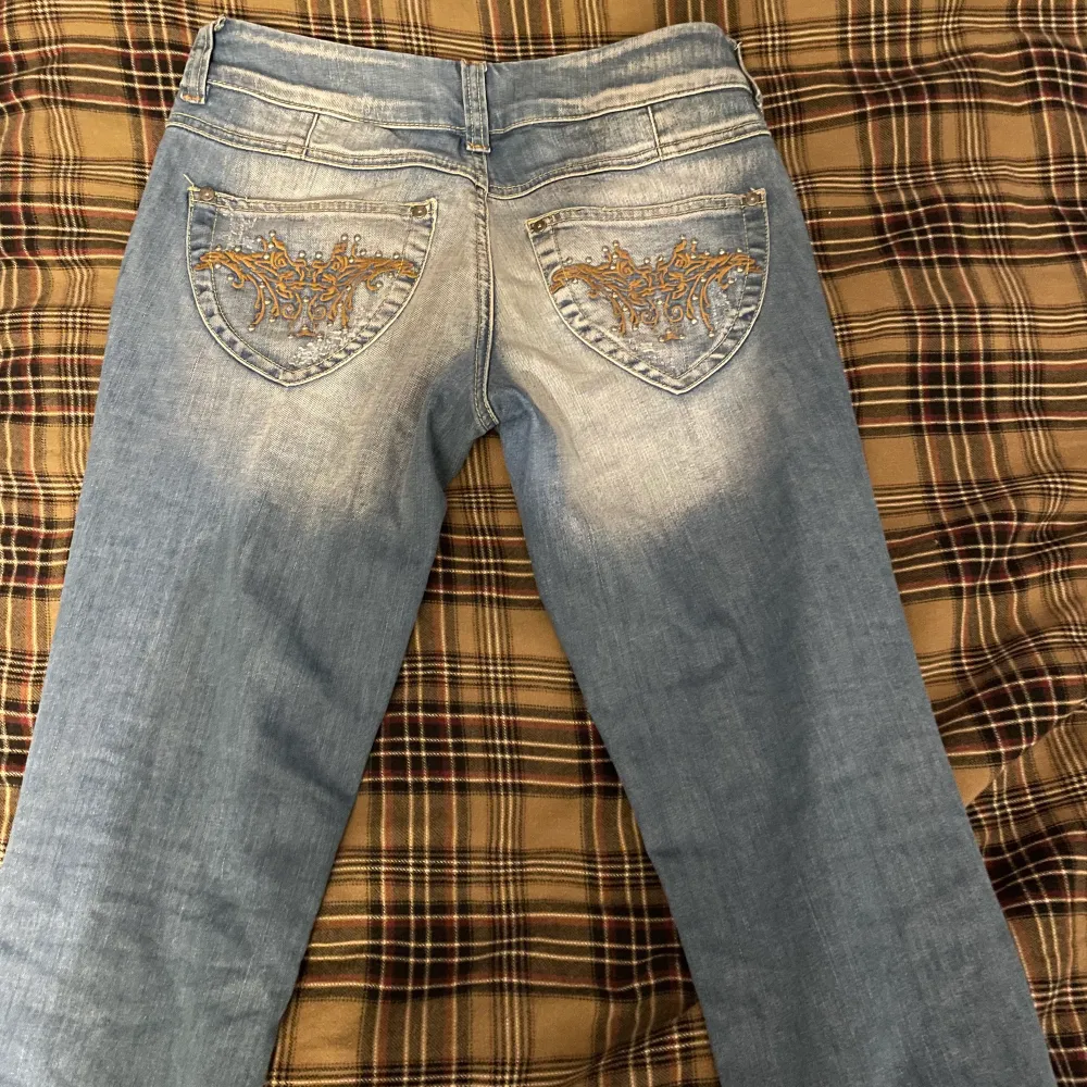 Gör snygga byxor med bra kvalite och som sitter perfekt. Säljes då jag har andra liknande och inte riktigt min stil. Priset är förhandlingsbart 👌. Jeans & Byxor.