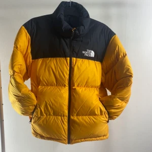 En North Face jacka - En fin jacka i strl L. Använd, tvättad utan sköljmedel en gång. 