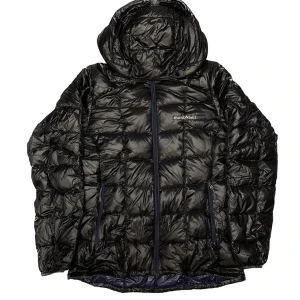 Montbell square stitch down jacket  black tunn dunjacka - Size m  passar s  perfekt condition  knappt använd   tunn och varm dunjacka Vårjacka Köpt för 2500
