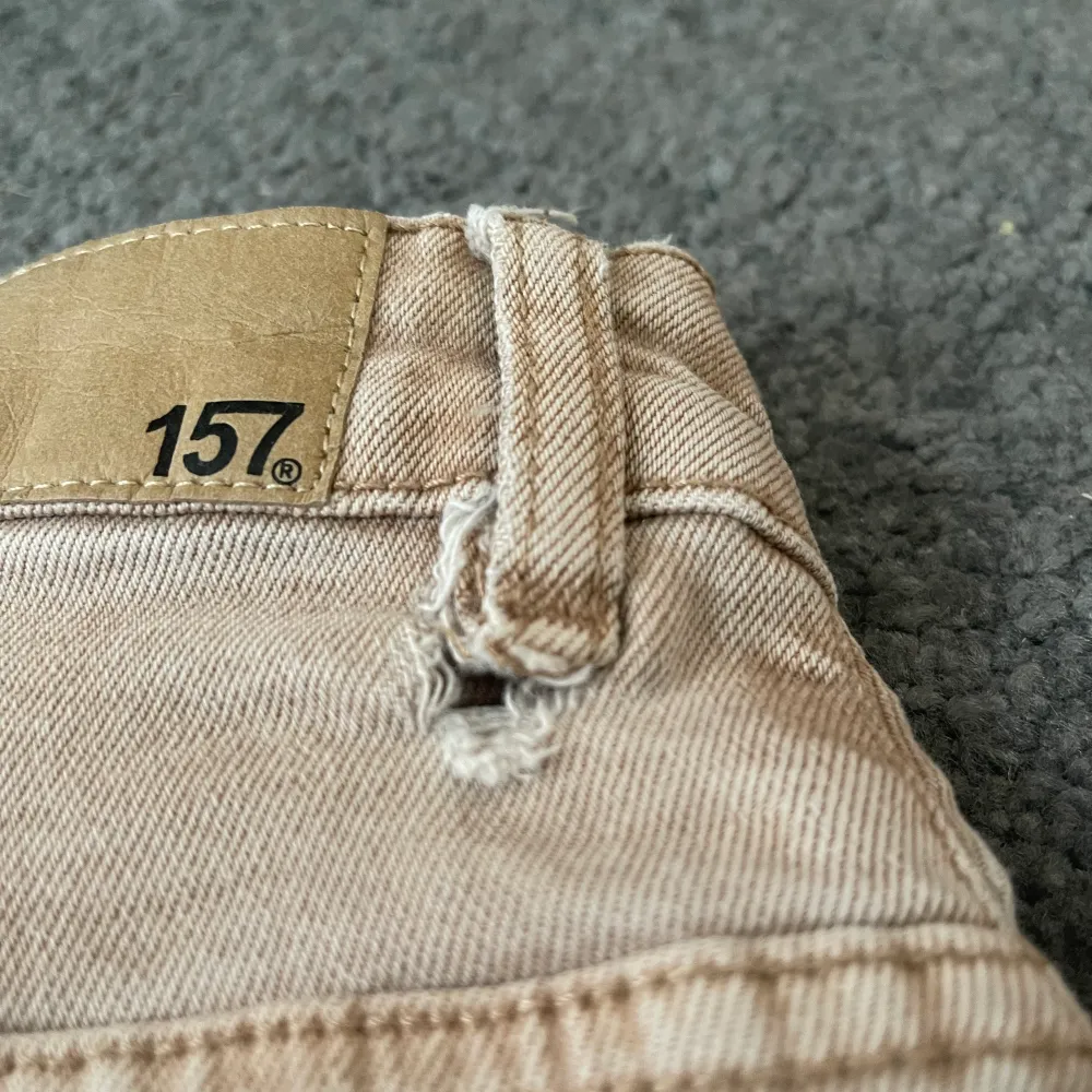 Vida/raka jeans från Lager 157 i storlek xs. Lite sönder vid ett sån bältes grej. Se bild . Jeans & Byxor.
