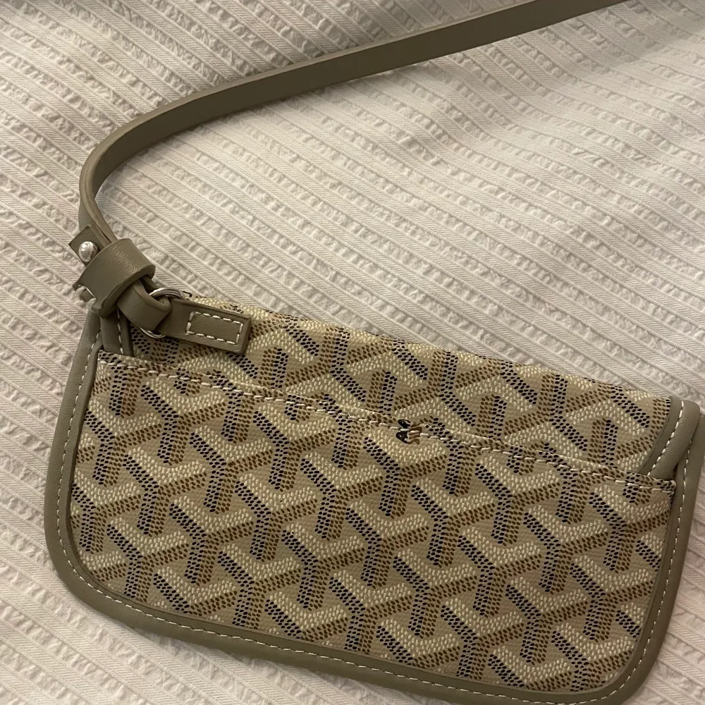 mini mini clutch. Bara att skriva om ni har frågor❤️ pris går att diskutera. Självklart äkta . Väskor.