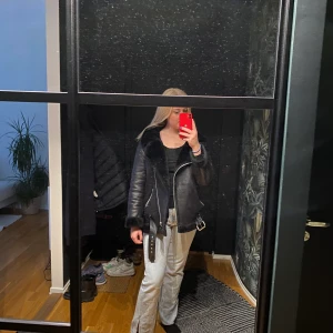 PU jacka  - Svart PU jacka från NA-KD i storlek 38  Ena ”hållaren” har lossnat i ena änden, går lätt att bara sy dit igen.  Inköpt för 1179kr förra månaden 