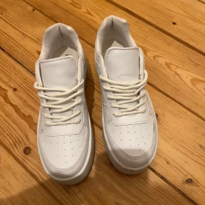 Nelly platform sneakers - Använda 2-3 gånger men dom e lite små för mig. Dom är platform å har mjuk sula i skon