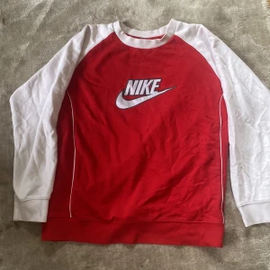 Nike hooddie  - Röd Nike hooddie❤️ Inge hål eller remsor och bra kvalite. 