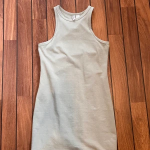 Grön klänning - Grön klänning från H&M. Köpt för något år sedan men aldrig använd. Storlek M, jag skulle säga att den även passar xs/S då den är tajt men ändå stretchig. 
