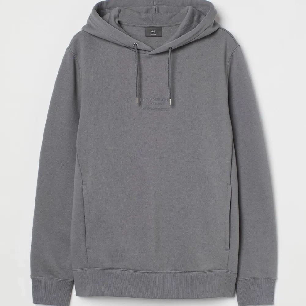 Vanlig grå hoodie från H&M. Tyvärr för kort i ärmarna för mig vilket gjort att den använts max 3 gånger. Liten fläck vid högra ärmens början, men inget man tänker på.. Hoodies.