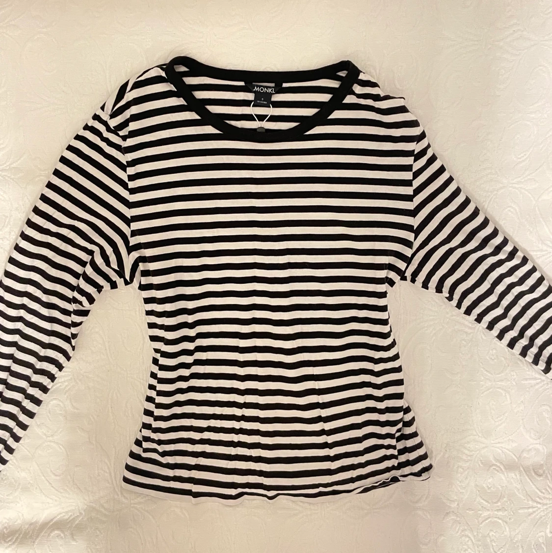 Randig vit och svart tröja 🤍🖤