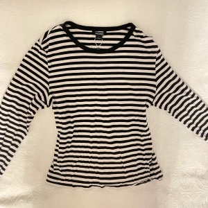 Randig vit och svart tröja 🤍🖤 - Randig svart och vit tröja från monki som inte kommer till användning. I storlek S och i bra skick🤍