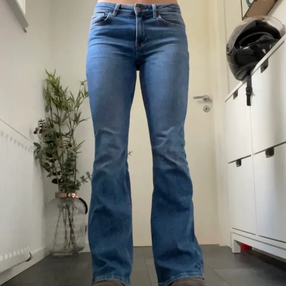 Säljer dessa super snygga  lågmidjade jeans från only i storlek 34 passar också 36❤️❤️så snygga nu till hösten 🫶🍁🍁❤️‍🔥kom privat för fler bilder ❤️‍🔥. Jeans & Byxor.