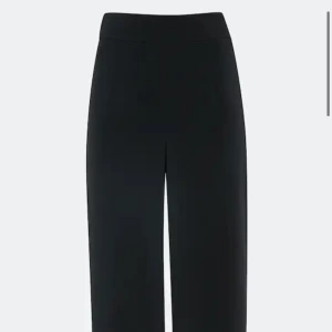 Svarta raka kostymbyxor  - Svarta raka kostymbyxor från bikbok, stl 34