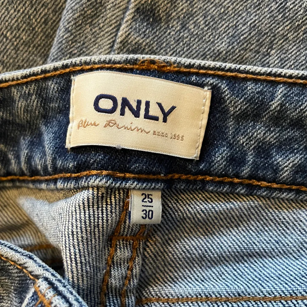 Mörkblåa croppade jeans från only, slitningar längst ner, stl 25/30 (34). Jeans & Byxor.