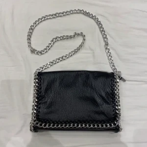 Tiamo väska  - Säljer denna super fina Tiamo väskan. Köpt för ca 1 år sen. Kommer ej till användning. Den är super rymlig, och väldigt bra skick. Kontakta vid intresse/frågor💞 köparen står för frakt💕 Silver kedja/ 