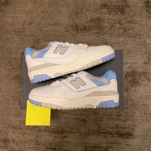New Balance 550 W ”University Blue” - Hej! Jag säljer några par NB 550 ”University Blue” i storlekarna 37,5 och 39 för 2100kr Ink frakt. Fraktar samma eller nästa dag efter betalning. Skriv gärna och du har några frågor om skorna!💙🤍💙