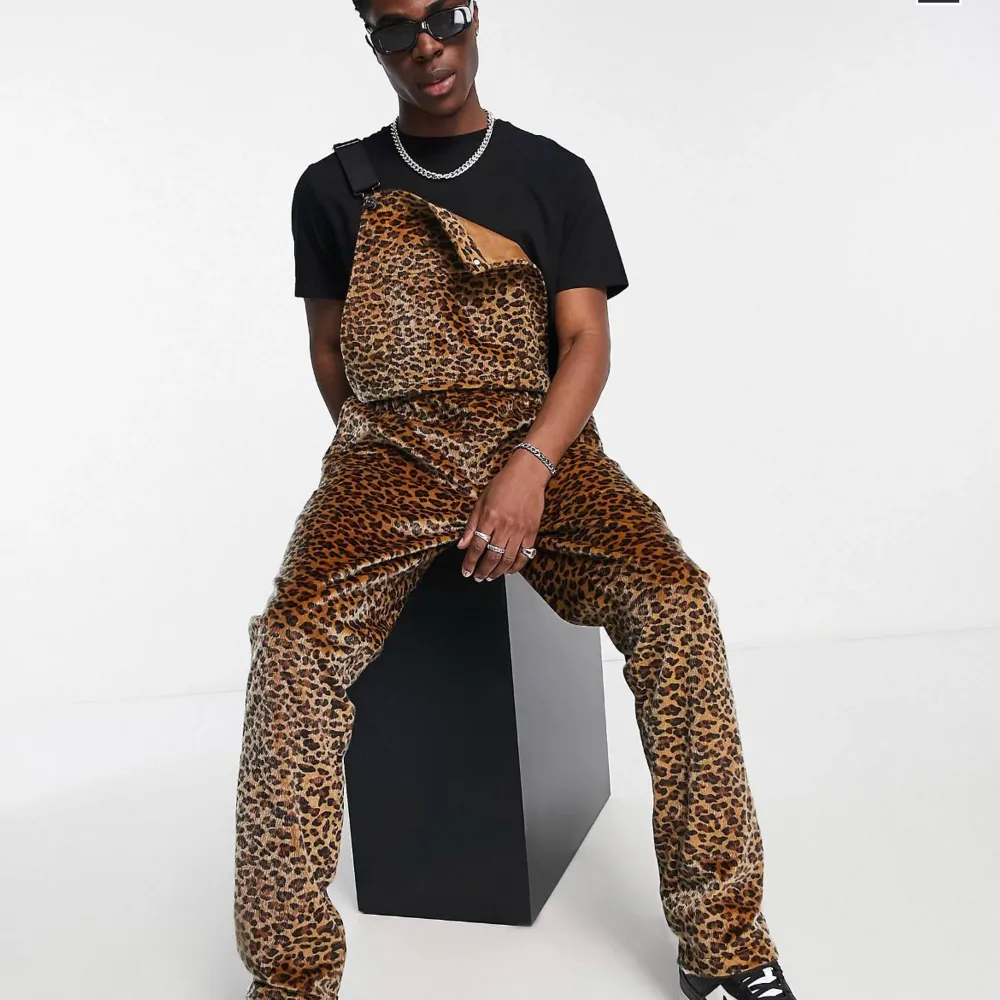 Leopard mönstrade dungarees köpta på Asos. Endast testade. Köpta för 779kr. Köpta i XL för att få den oversized för mig som är M. De passade bra i  storleken men passade ej min kropp bara. Priset kan diskuteras!. Jeans & Byxor.