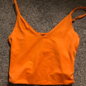 Oranget linne - Oranget linne från newyorker. Köptes i våras & har aldrig använt den! Frakt tillkommer på 30kr!