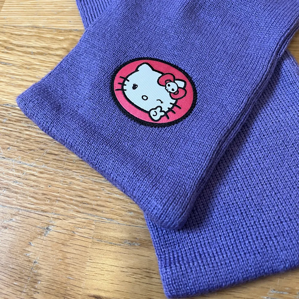 Äkta Hello Kitty halsduk. Nyskick . Asusteet.