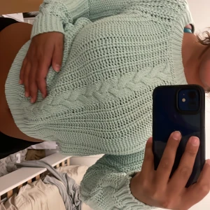 Lysande mintgrön stickad - Stickad tröja i mintgrön. Jättesnyggt Knut mönster genom hela tröjan och super duper bekväm.🏖 från Bik bok aldrig använd. Figursydd och resår runt midjan.