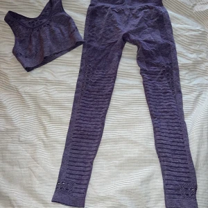 Panos Emporio tränings tights och topp - Panos Emporio tränings tights och tränings topp.  Aldrig använda, testat en gång sköna men för stora för mig! 