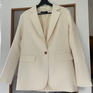 Kavaj från Gina Tricot - Krämvit kavaj från Gina Tricot, strl. 36