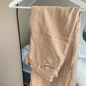 Beiga jeans - Beiga jeans från Monki i storlek 26🤍
