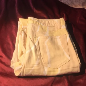 Jeans  - Gula mönstrade jeans från monki  Storlek 36 100+frakt