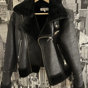 Stay jacka  - Storlek: XS men passar även som S och M (jag bär M)  Pris: 200 kr (pris kan diskuteras) Skick: Använd ett par gånger För fler bilder eller try on så är det bara att meddela mig😊 