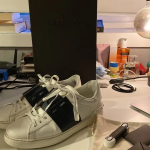 Valentino Open Lace - Sparsamt använda valentino skor i bra skick med låda och dustbag. Kan tänka mig mötas upp i Stockholm men kan också posta skorna.