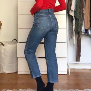 Ankellånga jeans från WERA i strl 25. Supersköna! Jag på bilder är 162 cm lång.  Kan mötas upp i Göteborg eller Kungsbacka, annars tillkommer frakt.