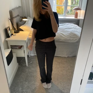 Kostymbyxor - Säljer dessa superfina, gråa kostymbyxor från stockh lm! Köpta för något mer än 1000kr och är i superfint skick💕(vid flera intresserade slår jag på budgivning)