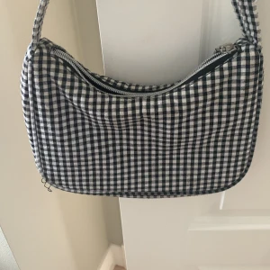 Snygg rutig västa - Rutig väska fick den i present. Knappt använd! Från oklart! Säljer för 120kr + frakt