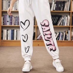 Mjukisbyxor Graffiti Print Strl 3XL - Använda 1 gång. Frakt 49kr vid direkt swish till mig, välj ej Köp Nu isåfall. Samfraktar för minsta möjliga frakt kostnad för dig. Kontakta mig angående detta