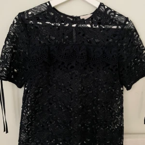 Mörkblå spets topp - En mörk blå t-shirt i spets från hm, jätte bra skick💙