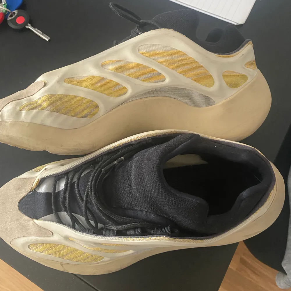 Yeezy 700 v3 safflower i storlek 41 1/3 Inte originalsnören då de gått sönder samt en liten spricka i det tunna materialet vid hålfoten. Skor.