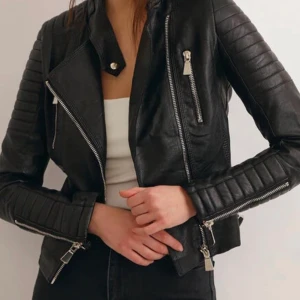 Chiquelle Skinnjacka  - Skinnjacka från chiquelle! Jackan är i storlek s/m. Personen i andra bilden har vanligtvis storlek S/M och passar helt perfekt i den och kan även stängas! Nypris: 799kr 